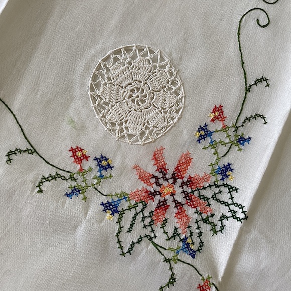 Vintage Italian Tablecloth Handmade Embroidered lace and doily details Square - Picture 3 of 12